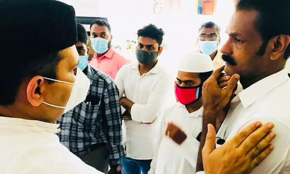 ക​രി​പ്പൂ​ർ ദു​ര​ന്തം: റി​യാ​സി​ന്‍റെ വീ​ട്​ മു​ന​വ്വ​റ​ലി ത​ങ്ങ​ൾ സ​ന്ദ​ർ​ശി​ച്ചു