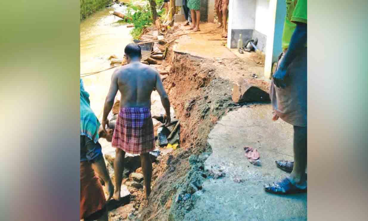 മഴ വെള്ളപ്പാച്ചില്; മടവൂരിൽ വീടിെൻറ അടുക്കളഭാഗം ഒലിച്ചുപോയി മഴ വെള്ളപ്പാച്ചില്; മടവൂരിൽ വീടിെൻറ അടുക്കളഭാഗം ഒലിച്ചുപോയി