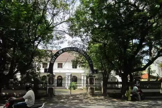 സർക്കാർ ലോ കോളേജുകളിലെ സീറ്റ് വെട്ടിക്കുറച്ചതിനെതിരെ പ്രതിഷേധം