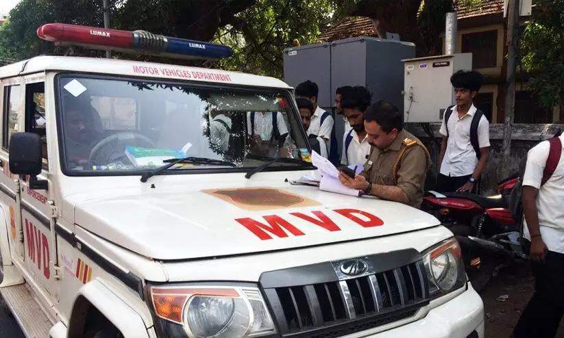 വാഹന വിവരങ്ങൾ ഇനി മൊബൈൽ ഫോണിലേക്ക്; നമ്പർ തിരുത്താം, ചേർക്കാം വാഹന വിവരങ്ങൾ ഇനി മൊബൈൽ ഫോണിലേക്ക്; നമ്പർ തിരുത്താം, ചേർക്കാം