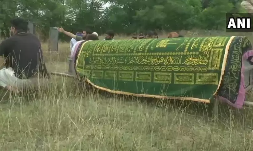 കശ്മീരിൽ ഭീകരരുടെ വെടിയേറ്റ ബി.ജെ.പി നേതാവ് മരിച്ചു കശ്മീരിൽ ഭീകരരുടെ വെടിയേറ്റ ബി.ജെ.പി നേതാവ് മരിച്ചു