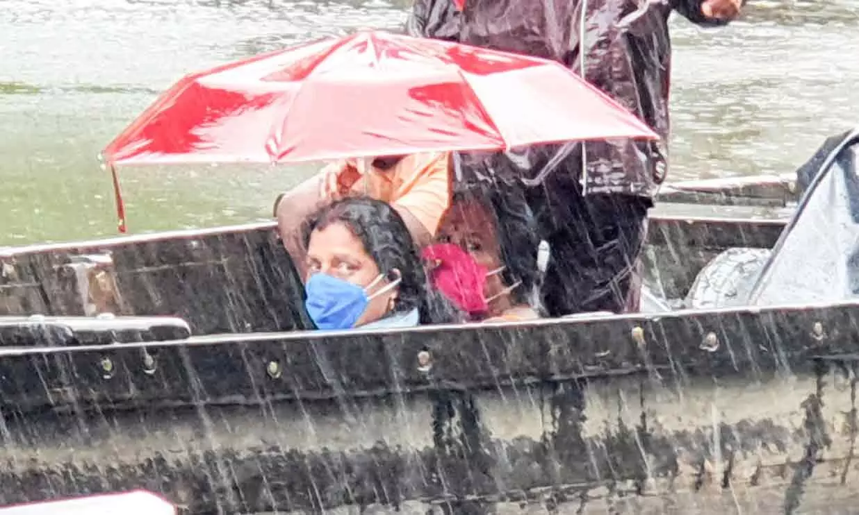 ജലനിരപ്പ് ഉയര്ന്നു; കുട്ടനാട്ടിൽ വീണ്ടും കൂട്ട പലായനം ജലനിരപ്പ് ഉയര്ന്നു; കുട്ടനാട്ടിൽ വീണ്ടും കൂട്ട പലായനം