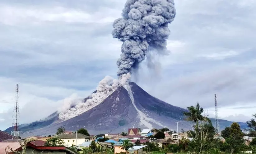 ഇന്തോനേഷ്യയിലെ മൗണ്ട്​ സിനബംഗ്​​ അഗ്നിപർവ്വതം ​പൊട്ടിത്തെറിച്ചു
