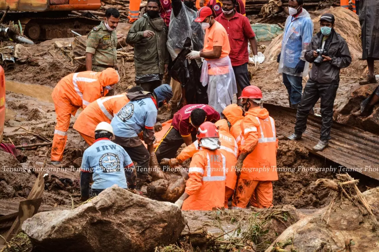 ദുരന്തമേഖലയിൽ വെല്ലുവിളി ഏറ്റെടുത്ത്​ ​ െഎ.ആർ.ഡബ്ല്യു പ്രവർത്തകരും