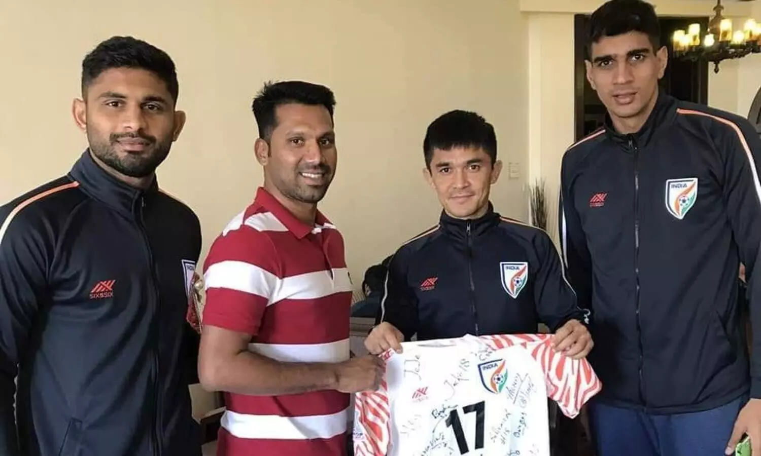 കണ്ണീരൊപ്പാൻ അന്താരാഷ്ട്ര താരങ്ങൾ കൈയൊപ്പ് ചാർത്തിയ കളിക്കുപ്പായം