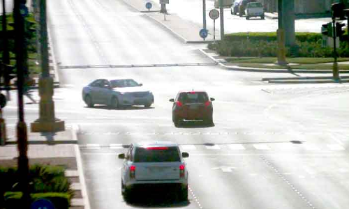 റെ​ഡ് സി​ഗ്​​ന​ൽ മ​റി​ക​ട​ന്നു​ള്ള സ​ഞ്ചാ​രം അ​പ​ക​ട​ത്തി​ന് വ​ഴി​യൊ​രു​ക്കു​മെ​ന്ന് പൊ​ലീ​സ്