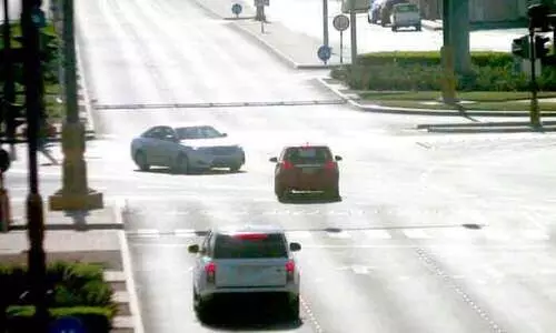 റെ​ഡ് സി​ഗ്​​ന​ൽ മ​റി​ക​ട​ന്നു​ള്ള സ​ഞ്ചാ​രം അ​പ​ക​ട​ത്തി​ന് വ​ഴി​യൊ​രു​ക്കു​മെ​ന്ന് പൊ​ലീ​സ്