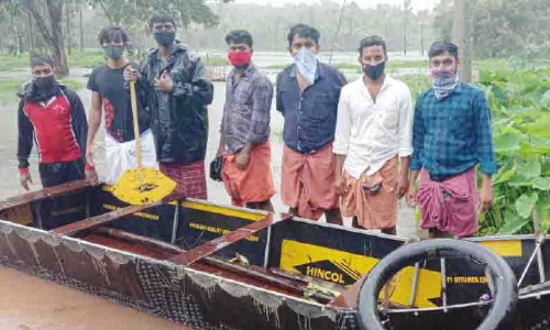 പ്രളയത്തെ അതിജീവിക്കാന്‍ ബോട്ട് നിര്‍മിച്ച് അറക്കിലാട്ടുകാര്‍