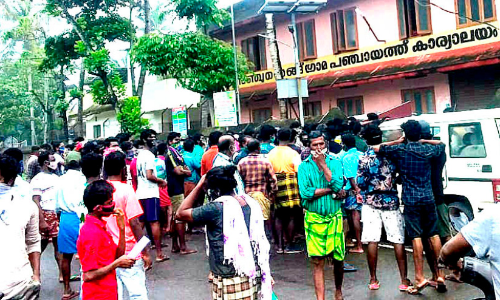 അഞ്ചുതെങ്ങില്‍ മത്സ്യത്തൊഴിലാളികൾ പഞ്ചായത്ത്​ ഓഫിസില്‍ കടന്നുകയറിയി; ജീവനക്കാര്‍ കോവിഡ്​ ആശങ്കയില്‍