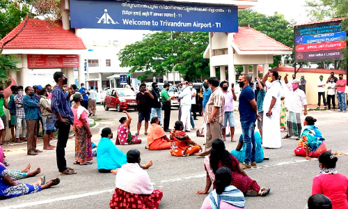 ക​ട​ല്‍ഭി​ത്തി നി​ർ​മാ​ണം ഉടൻ ആരംഭിക്കണമെന്നാവശ്യപ്പെട്ട്​ വിമാനത്താവളത്തിലേക്കുള്ള റോഡുകൾ ഉപരോധിച്ചു