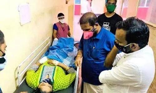 വില്ലേജ് ഓഫിസർ കൈ ഞരമ്പ് മുറിച്ച സംഭവത്തിൽ പഞ്ചായത്ത് പ്രസിഡന്‍റടക്കം 8 പേർക്കെതിരെ കേസ്