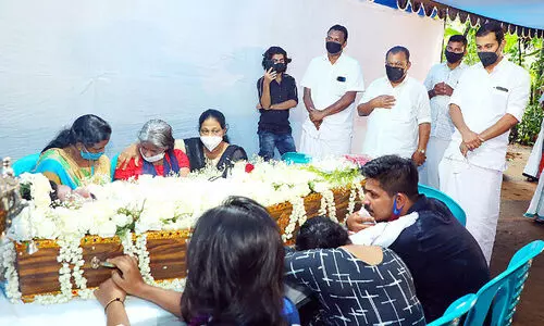 ജസ്റ്റിന് അയ്യമ്പുഴ ഗ്രാമം കണ്ണീരോടെ വിടനൽകി ജസ്റ്റിന് അയ്യമ്പുഴ ഗ്രാമം കണ്ണീരോടെ വിടനൽകി