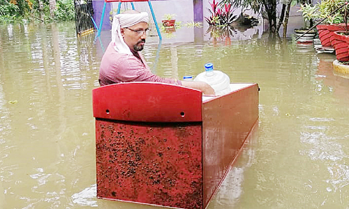 കു​ട്ട​നാ​ട്ടു​കാ​ർ ഫ്രി​ഡ്ജിൽ കയറിയും കരപറ്റും