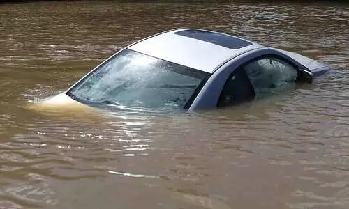 വെള്ളക്കെട്ടിൽ വീണ കാർ പരിഭ്രാന്തി പരത്തി