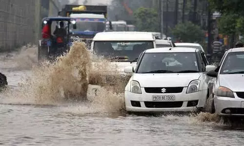 ബൈക്ക് ഒരു ബോട്ടല്ല, കാർ ഒരു കപ്പലുമല്ല; വെള്ളക്കെട്ടിൽ വണ്ടിയിറക്കണോ?