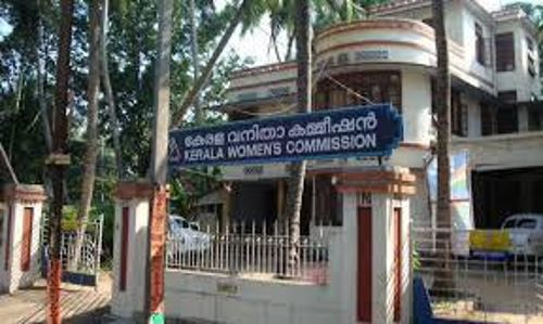 വില്ലേജ്‌ ഓഫീസര്‍ കൈഞരമ്പ്‌ മുറിച്ച സംഭവം: വനിതാ കമിഷൻ കേസെടുത്തു