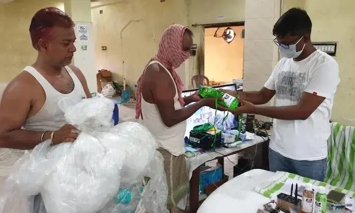 പ്ലാസ്റ്റിക് വലിച്ചെറിയാതെ ബാങ്കിൽ നിക്ഷേപിക്കൂ, പകരം മാസ്കും സാനിറ്റൈസറും കൊണ്ടുപോവാം