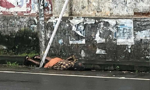 നഗരമേ തലതാഴ്ത്തൂ... റോഡരികിൽ വീണുകിടന്ന വയോധികന് ദാരുണാന്ത്യം