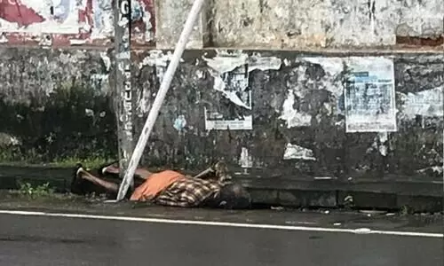 നഗരമേ തലതാഴ്ത്തൂ... റോഡരികിൽ വീണുകിടന്ന വയോധികന് ദാരുണാന്ത്യം