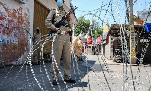 കശ്​മീരിൽ തീവ്രവാദി കൊല്ലപ്പെട്ടു; മൂന്നു സുരക്ഷ ഉദ്യോഗസ്ഥർക്ക്​​ പരിക്ക്​