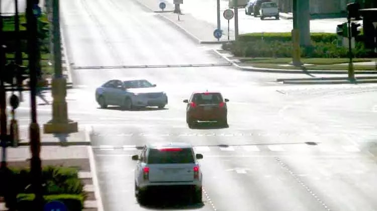 റെഡ് സിഗ്നൽ മറികടന്നുള്ള സഞ്ചാരം അപകടത്തിന് വഴിയൊരുക്കുമെന്ന് പൊലീസ് റെഡ് സിഗ്നൽ മറികടന്നുള്ള സഞ്ചാരം അപകടത്തിന് വഴിയൊരുക്കുമെന്ന് പൊലീസ്