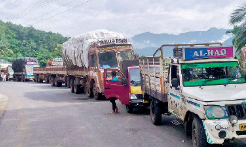യാത്രാനിരോധനം അറിഞ്ഞില്ല; നാടുകാണി ചുരത്തിലെത്തിയത് നൂറിലധികം വാഹനങ്ങൾ യാത്രാനിരോധനം അറിഞ്ഞില്ല; നാടുകാണി ചുരത്തിലെത്തിയത് നൂറിലധികം വാഹനങ്ങൾ