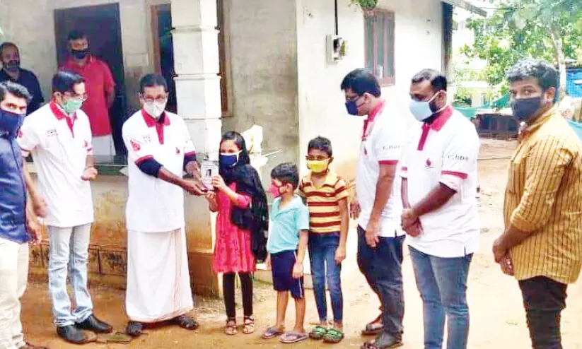 എനിക്ക് 10 വയസ്സാണ്; എെൻറ രക്തം സ്വീകരിക്കുമോ വിമാനാപകട സമയത്ത് വിളിച്ചത് ഈ മിടുക്കി എനിക്ക് 10 വയസ്സാണ്; എെൻറ രക്തം സ്വീകരിക്കുമോ വിമാനാപകട സമയത്ത് വിളിച്ചത് ഈ മിടുക്കി