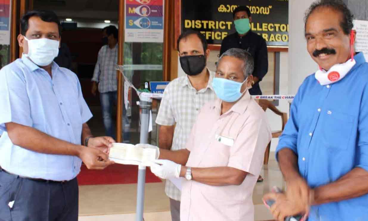 മകളുടെ വിവാഹത്തിന് നീക്കിവെച്ച തുക ദുരിതാശ്വാസ നിധിയിലേക്ക് നല്കി മകളുടെ വിവാഹത്തിന് നീക്കിവെച്ച തുക ദുരിതാശ്വാസ നിധിയിലേക്ക് നല്കി