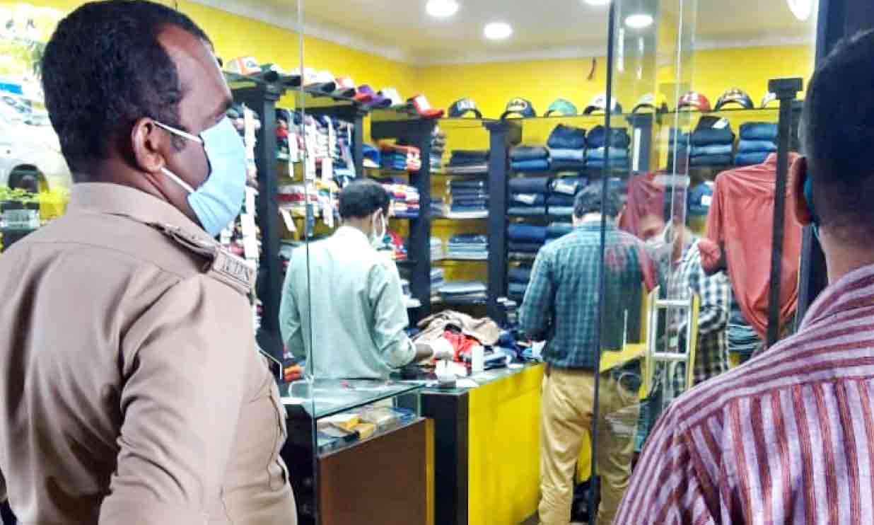 കുമ്പളയിൽ എട്ടു കടകളിൽ മോഷണം കുമ്പളയിൽ എട്ടു കടകളിൽ മോഷണം