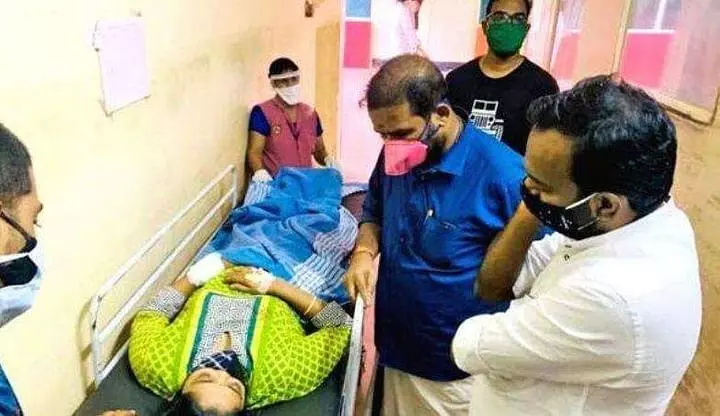 വില്ലേജ് ഓഫിസർ കൈ ഞരമ്പ് മുറിച്ച സംഭവത്തിൽ പഞ്ചായത്ത് പ്രസിഡന്‍റടക്കം 8 പേർക്കെതിരെ കേസ്