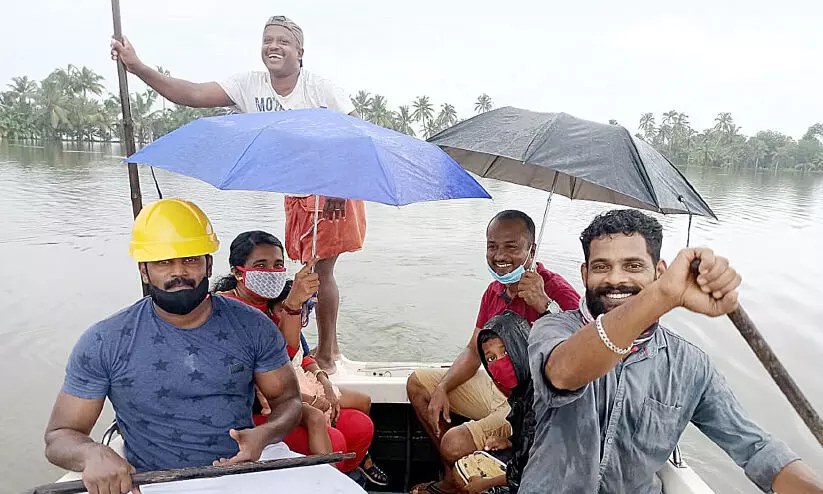 തുരുത്തില്‍ ഒറ്റപ്പെട്ട കുടുംബത്തെ രക്ഷിക്കാൻ ​രണ്ട് കി​ലോ​മീ​റ്റ​റോ​ളം ബോ​ട്ട്​ തു​ഴഞ്ഞ്​​ പൊലീസ്