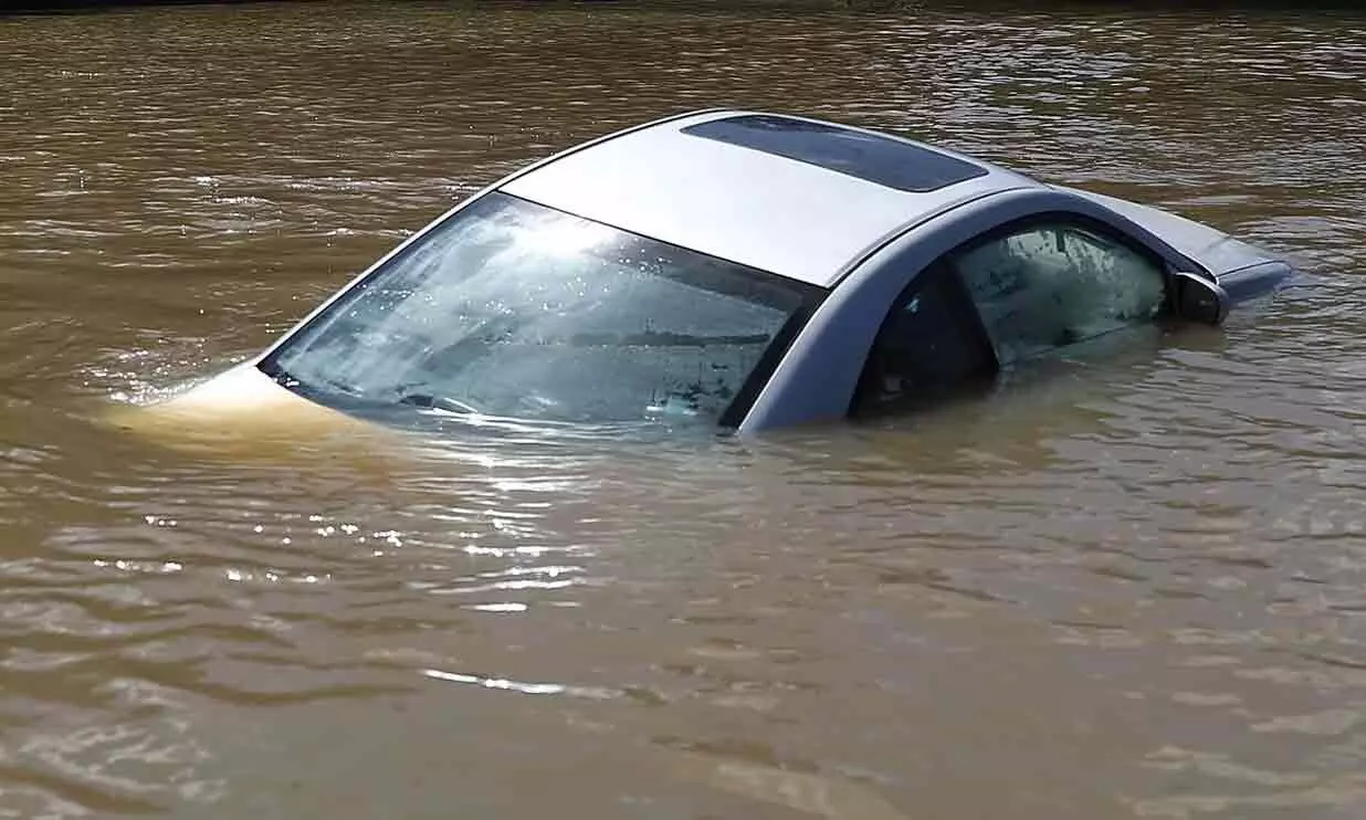 വെള്ളക്കെട്ടിൽ വീണ കാർ പരിഭ്രാന്തി പരത്തി വെള്ളക്കെട്ടിൽ വീണ കാർ പരിഭ്രാന്തി പരത്തി