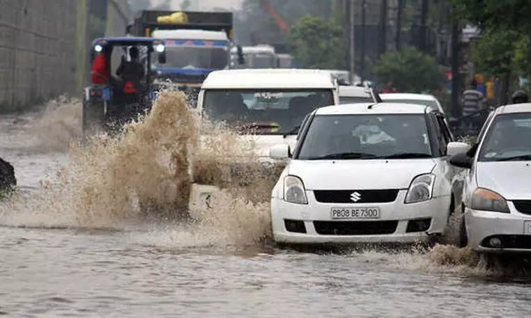 ബൈക്ക് ഒരു ബോട്ടല്ല, കാർ ഒരു കപ്പലുമല്ല; വെള്ളക്കെട്ടിൽ വണ്ടിയിറക്കണോ?