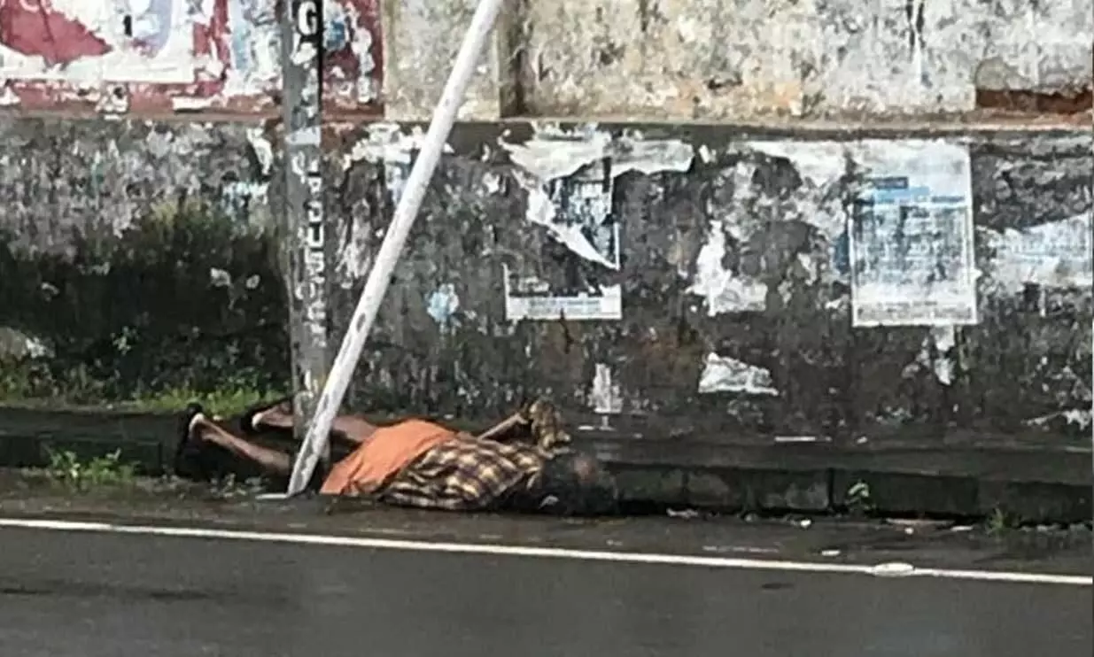 നഗരമേ തലതാഴ്ത്തൂ... റോഡരികിൽ വീണുകിടന്ന വയോധികന് ദാരുണാന്ത്യം നഗരമേ തലതാഴ്ത്തൂ... റോഡരികിൽ വീണുകിടന്ന വയോധികന് ദാരുണാന്ത്യം