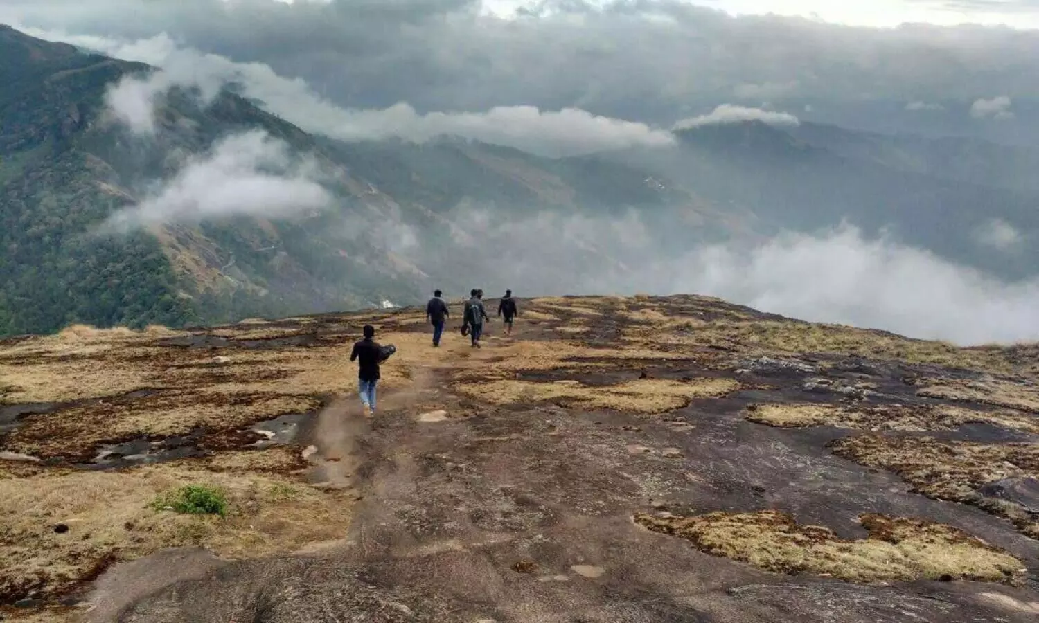 കോടമഞ്ഞ്​ തഴുകും ചൊക്രാമുടി മുനമ്പിൽ