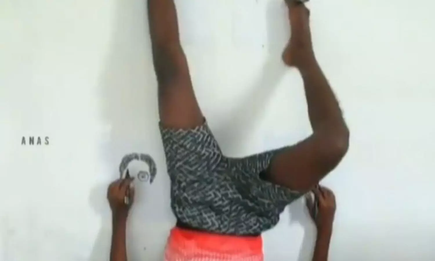 തലകുത്തി നിന്ന്​ കയ്യും കാലും കൊണ്ട്​ ചിത്രം വരച്ച്​ യുവാവ്​; നടൻ പ്രിഥ്വിരാജ്​ പങ്കുവച്ച ഫാമിലി ഫോ​േട്ടാ വൈറൽ