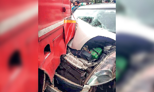 കെ.​എ​സ്.​ആ​ർ.​ടി.​സി ബ​സും കാ​റും കൂ​ട്ടി​യി​ടി​ച്ച് നാ​ലു​പേ​ർ​ക്ക് പ​രി​ക്ക്