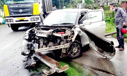 മതിലിൽ ഇടിച്ചു നിന്ന കാറിന്​ മുകളിലേക്ക് വൈദ്യുതി തൂൺ മുറിഞ്ഞു വീണു