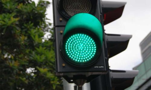 പൊലീസ്​ ഏമാ​ന്​ കാത്തിരിക്കാൻ വയ്യ; ട്രാഫിക്​ സിഗ്​നലിൽ പച്ച മാത്രം