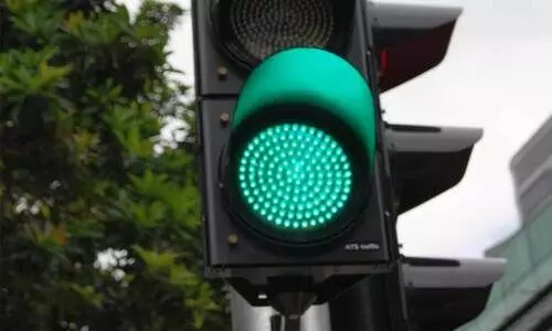 പൊലീസ്​ ഏമാ​ന്​ കാത്തിരിക്കാൻ വയ്യ; ട്രാഫിക്​ സിഗ്​നലിൽ പച്ച മാത്രം