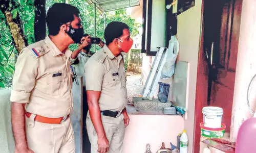 കാ​ക്ക​ഞ്ചേ​രി​യി​ൽ വീ​ടി​െൻറ വാ​തി​ൽ ത​ക​ർ​ത്ത് മോ​ഷ​ണം; ര​ണ്ട​ര പ​വ​നും 5000 രൂ​പ​യും ക​വ​ർ​ന്നു