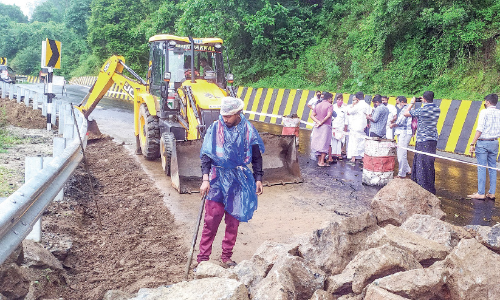 നാടുകാണി ചുരത്തിലെ വിള്ളൽ: റോഡ് ബലപ്പെടുത്തൽ തുടങ്ങി