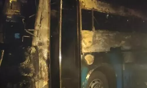 കര്‍ണാടകയിലെ ചിത്രദുർഗയിൽ ഓടിക്കൊണ്ടിരിക്കുന്ന ബസിന് തീപിടിച്ചു; അഞ്ച് മരണം