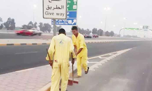 പു​റം​ജോ​ലി വി​ല​ക്ക്​ ബാ​ധ​ക​മാ​വാ​തെ വാ​ടി​ത്ത​ള​ർ​ന്ന്​ ഒ​രു​വി​ഭാ​ഗം പു​റം​പ​ണി​ക്കാ​ർ