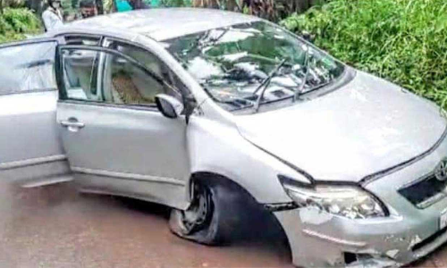 തെരുവുനായ്​ കുറുകെ ഓടി; കാർ സ്ലാബിലിടിച്ച് തകർന്നു