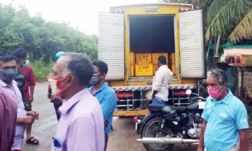 വാ​ഹ​ന​ത്തി​ലെ അ​ന​ധി​കൃ​ത ബി​രി​യാ​ണി ക​ച്ച​വ​ടം ന​ഗ​ര​സ​ഭ ത​ട​ഞ്ഞു