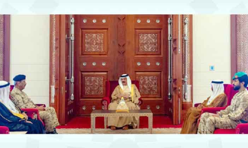 ഹ​മ​ദ് രാ​ജാ​വ് സൈ​നി​ക നേ​തൃ​ത്വ​ത്തെ സ്വീ​ക​രി​ച്ചു