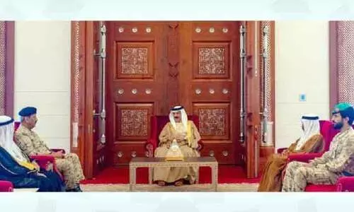 ഹ​മ​ദ് രാ​ജാ​വ് സൈ​നി​ക നേ​തൃ​ത്വ​ത്തെ സ്വീ​ക​രി​ച്ചു