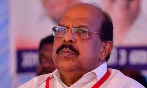 മനുഷ്യത്വരഹിതമായി പെരുമാറിയതിന് സബ് രജിസ്ട്രാറെ സസ്പെന്റ് ചെയ്യാൻ മന്ത്രിയുടെ ഉത്തരവ് മനുഷ്യത്വരഹിതമായി പെരുമാറിയതിന് സബ് രജിസ്ട്രാറെ സസ്പെന്റ് ചെയ്യാൻ മന്ത്രിയുടെ ഉത്തരവ്