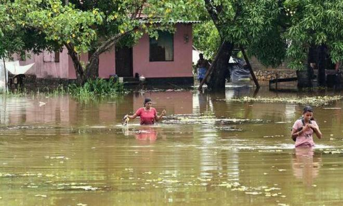 വെള്ളപ്പൊക്കത്തിൽ മൊെബെൽ - ഇൻറർനെറ്റ് സംവിധാനങ്ങൾ തകരാറിലായി; വലഞ്ഞ്​ നാട്ടുകാർ